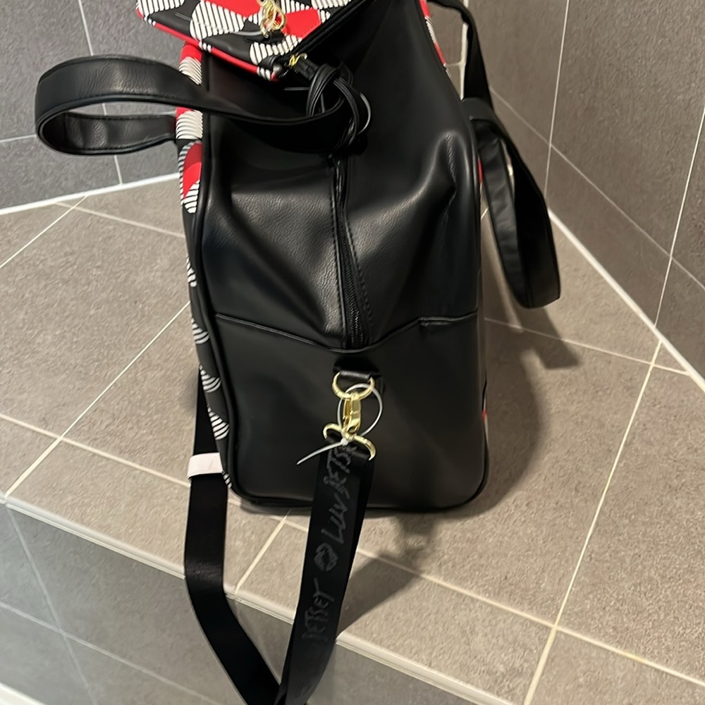 Betsey Johnson Weekender Bag + Wristlet Luv Betsey Travel Duffle Shoulder new - Picture 3 of 16